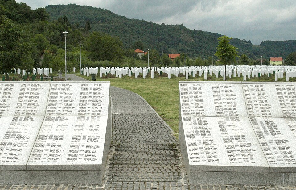Cementiri del centre commemoratiu de Srebrenica/Potočari a Bòsnia i Herzegovina (Imatge de recurs, de Mazbln). La neteja ètnica a la guerra de Bòsnia és un dels genocidis històrics que s'explicarà als infants participants del projecte COREM. Imatge inicial - Cementiri del centre commemoratiu de Srebrenica/Potočari a Bòsnia i Herzegovina (Imatge de recurs, de Mazbln). La neteja ètnica a la guerra de Bòsnia és un dels genocidis històrics que s'explicarà als infants participants del projecte COREM.
