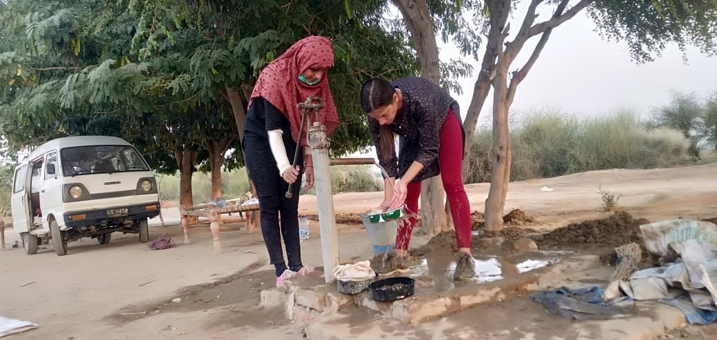 Imatge inicial - Carolina Jiménez Arteaga (right), together with a colleague from the excavation team, at the archaeological site of Bhando Qubo (Sindh, Pakistan), carrying out tasks to recover carbonized botanical material. PHOTO: CASEs
