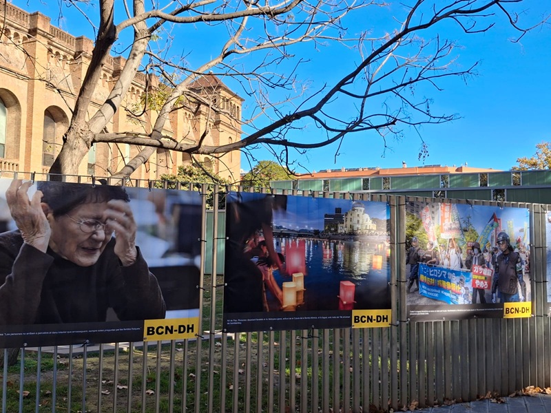 Exposició a la tanca del jardí de Ramon Turró del campus de la Ciutadella de la UPF. Foto: UPF Imatge inicial - Exposició a la tanca del jardí de Ramon Turró del campus de la Ciutadella de la UPF. Foto: UPF