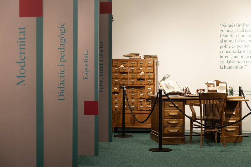 Imatge del nou Espai Pompeu Fabra de la UPF amb una recreació de l'escriptori del lingüista ordenador de la llengua catalana moderna. Crèdit: UPF Imatge inicial - Imatge del nou Espai Pompeu Fabra de la UPF amb una recreació de l'escriptori del lingüista ordenador de la llengua catalana moderna. Crèdit: UPF