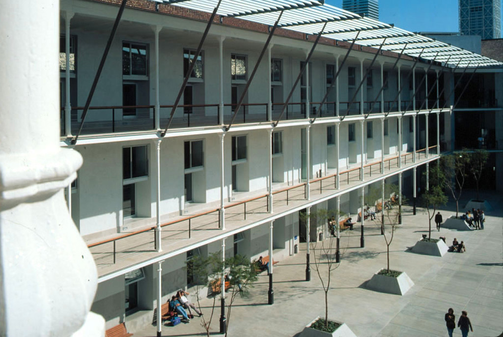 Pati de l'edifici Jaume I, al campus de la Ciutadella Imatge inicial - Pati de l'edifici Jaume I, al campus de la Ciutadella