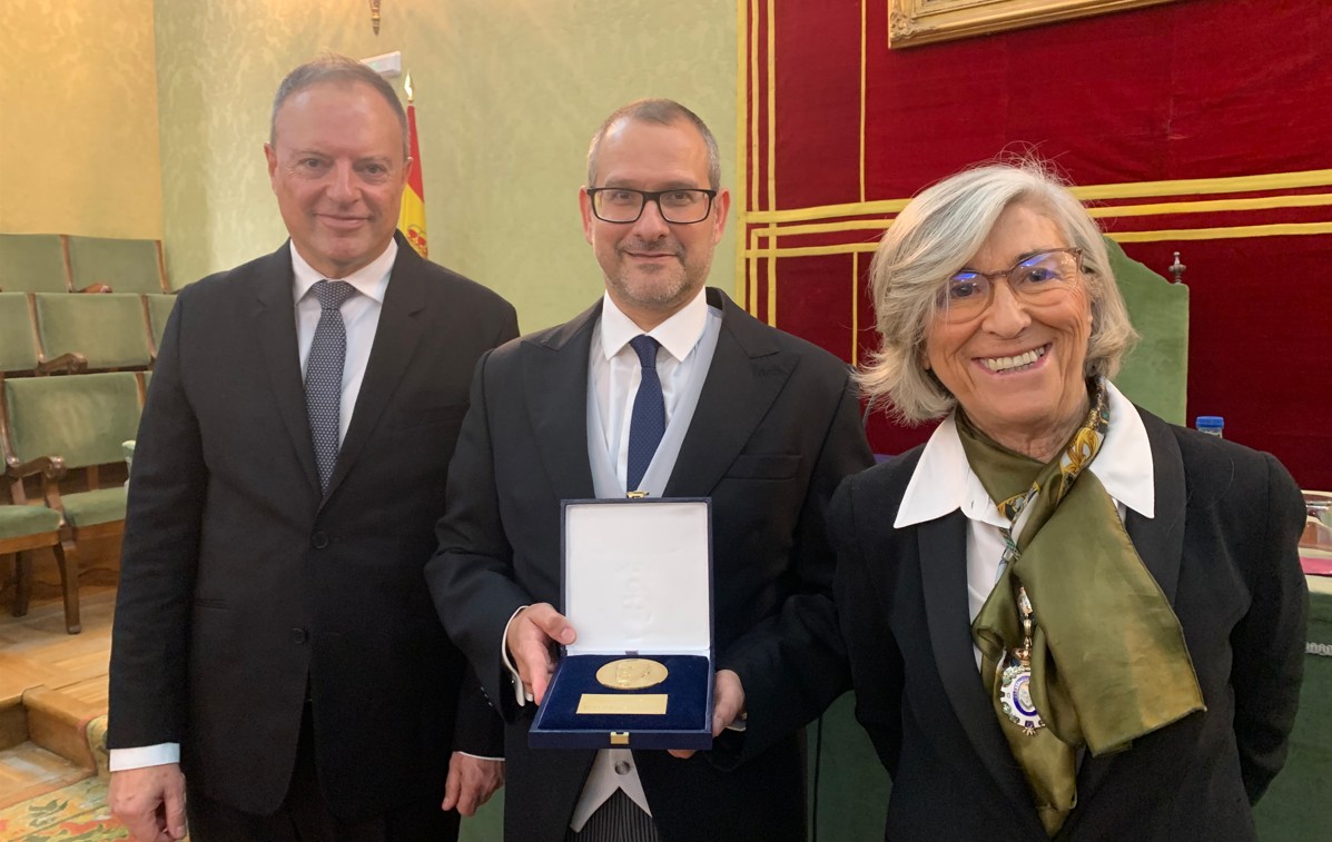 Tomàs Marquès Bonet recogiendo la medalla en la Real Academia de Ciencias con Carlos Marco Estellés, subsecretario de Ciencia, Innovación y Universidades y Ana Crespo, presidenta de la RAC. Fuente: RAC Imatge inicial - Tomàs Marquès Bonet recogiendo la medalla en la Real Academia de Ciencias con Carlos Marco Estellés, subsecretario de Ciencia, Innovación y Universidades y Ana Crespo, presidenta de la RAC. Fuente: RAC