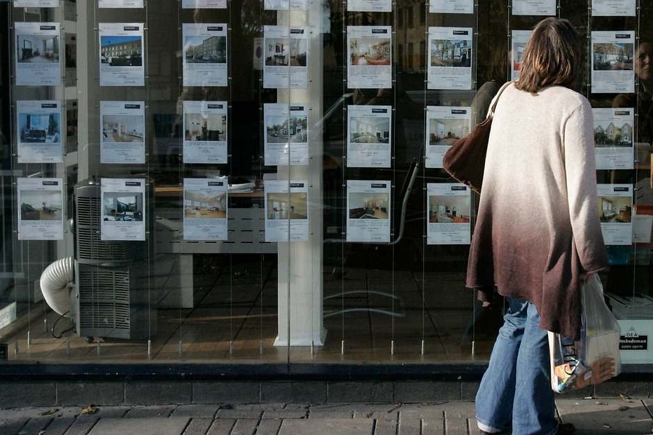 A person looking at a real estate window. PHOTO: iStock Imatge inicial - A person looking at a real estate window. PHOTO: iStock