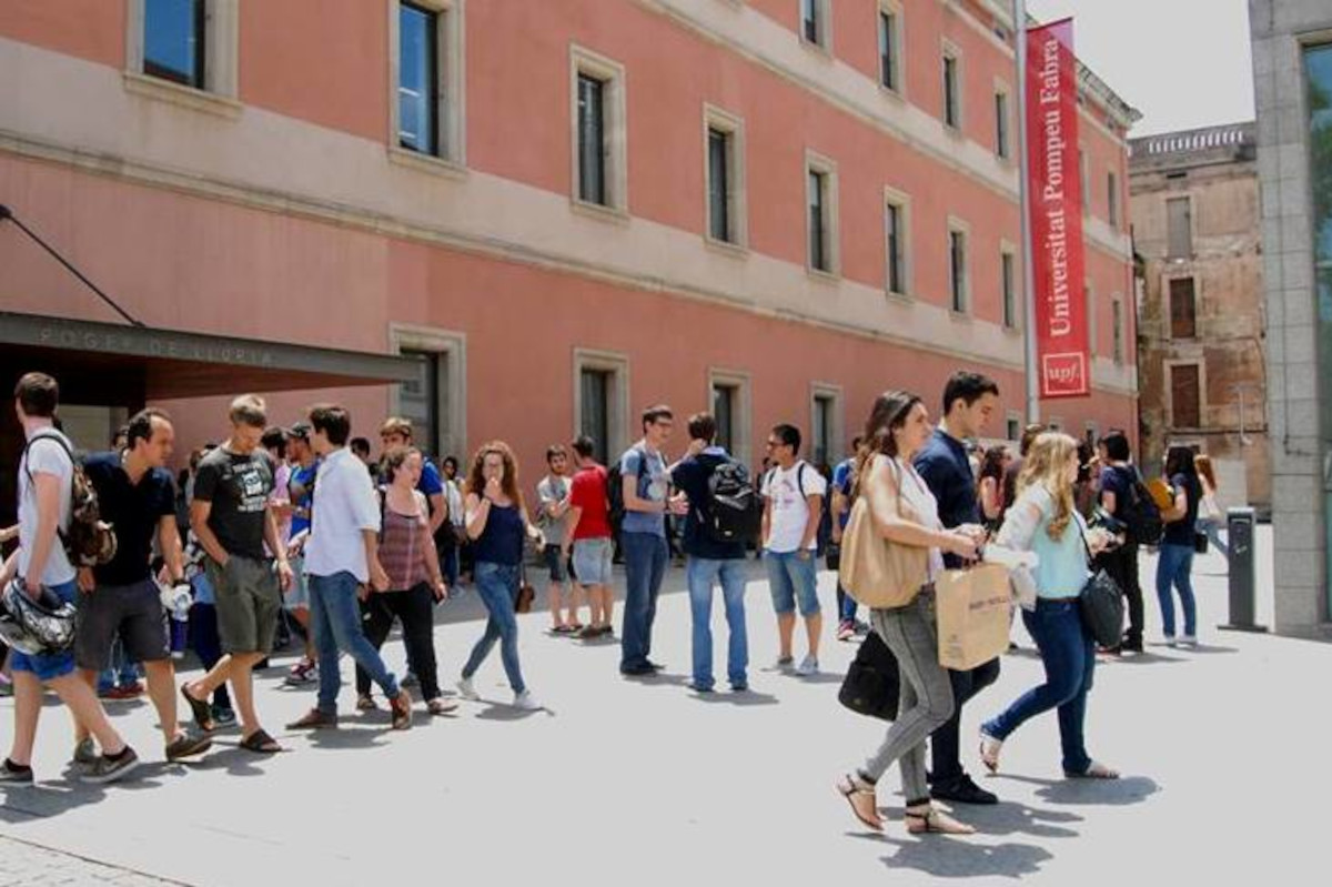 Estudiants al campus de la Ciutadella Imatge inicial - Estudiants al campus de la Ciutadella