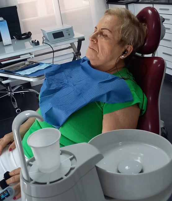 Una de las pacientes que ha participado en los experimentos del estudio, escuchando un pódcast durante un tratamiento dental. Imatge inicial - Una de las pacientes que ha participado en los experimentos del estudio, escuchando un pódcast durante un tratamiento dental.