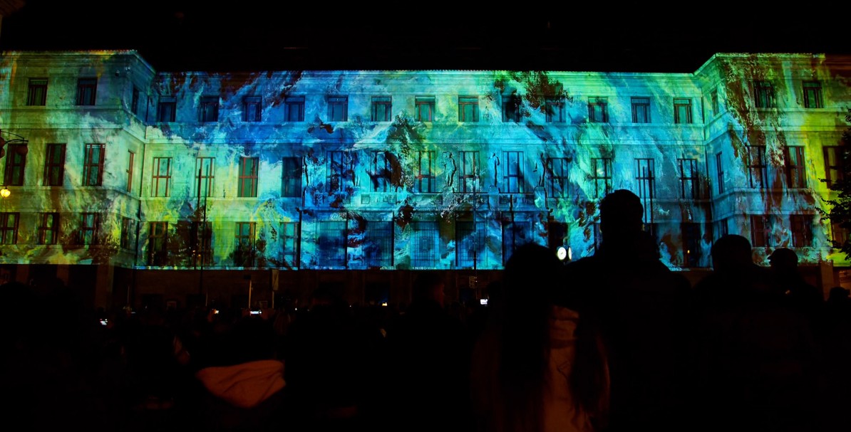 Imatge de l'obra Rhythm of the Ocean en una ubicació prèvia (Font: web Llum BCN). Imatge inicial - Imatge de l'obra Rhythm of the Ocean en una ubicació prèvia (Font: web Llum BCN).