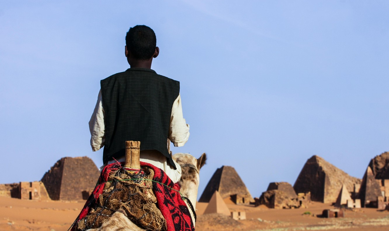 Un hombre ante las pirámides de Meroe en el Sudan. Imagen de recurso - Pexels Imatge inicial - Un hombre ante las pirámides de Meroe en el Sudan. Imagen de recurso - Pexels