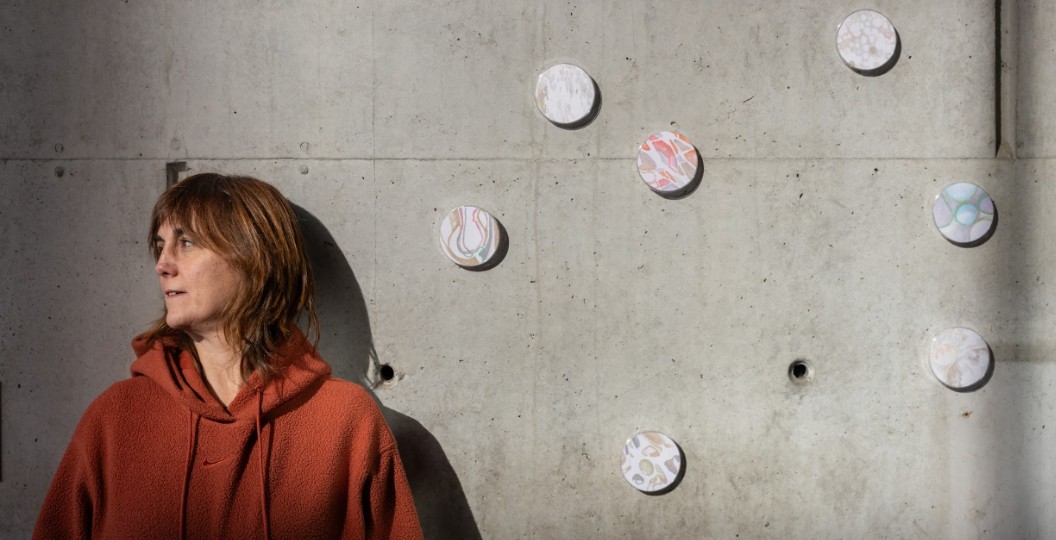 Gemma París amb alguns dels seus dibuixos del projecte ‘La vida junts’ al Parc de Recerca Biomèdica de Barcelona. Crèdit: Núria Grau. Imatge inicial - Gemma París amb alguns dels seus dibuixos del projecte ‘La vida junts’ al Parc de Recerca Biomèdica de Barcelona. Crèdit: Núria Grau.