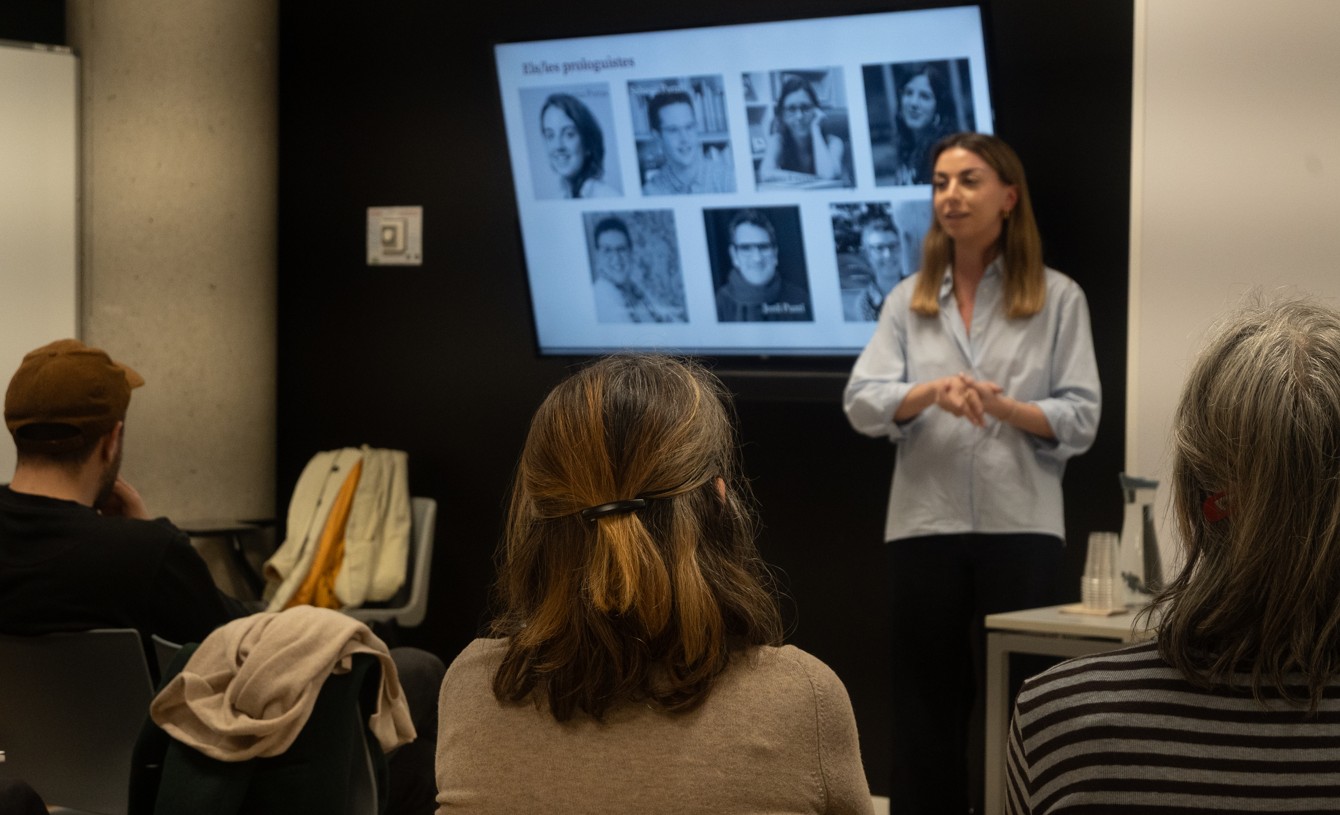 Maria Martorell presentant el projecte Elles Editorial a la sessió "Edició literària i noves narratives". Imatge inicial - Maria Martorell presentant el projecte Elles Editorial a la sessió "Edició literària i noves narratives".