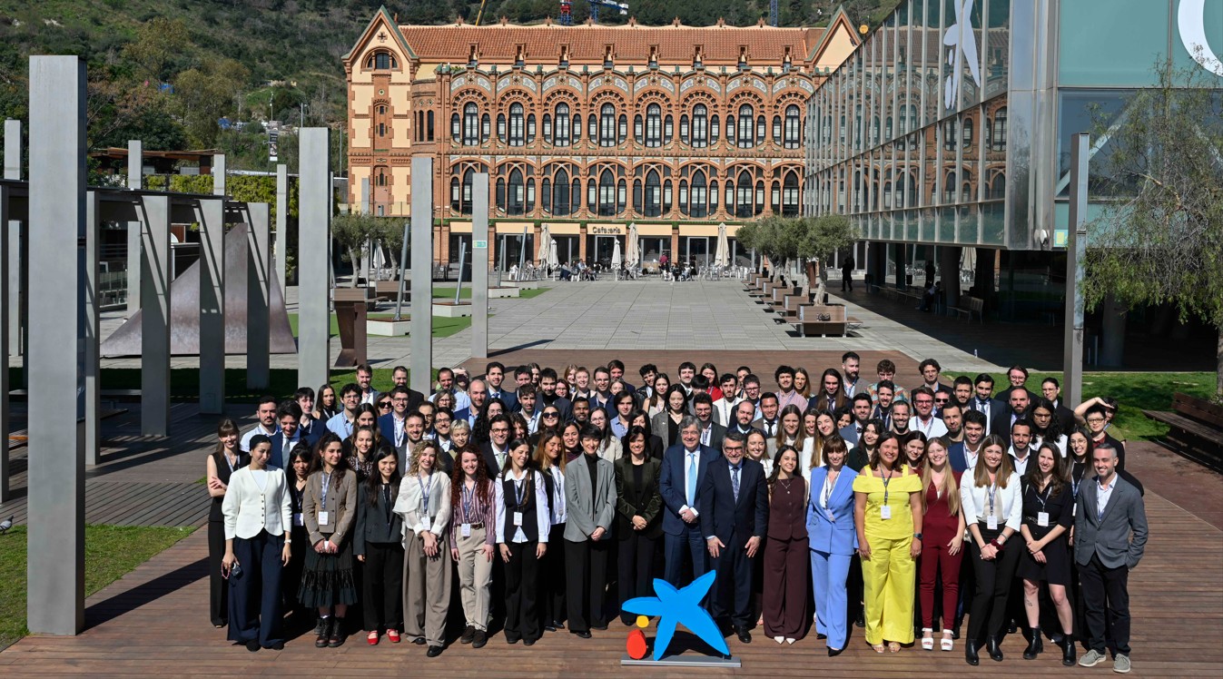 Group photo of all the scholarship recipients in the 2025 edition. Credit: "La Caixa" Foundation. Imatge inicial - Group photo of all the scholarship recipients in the 2025 edition. Credit: "La Caixa" Foundation.