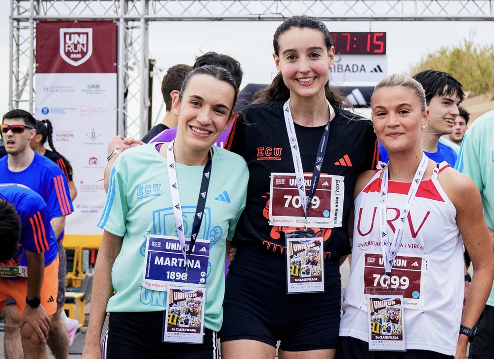 Laia Casajoana, al mig, amb la camiseta negra, juntament amb la segona i tercera classificades. FOTO: ECU Imatge inicial - Laia Casajoana, al mig, amb la camiseta negra, juntament amb la segona i tercera classificades. FOTO: ECU