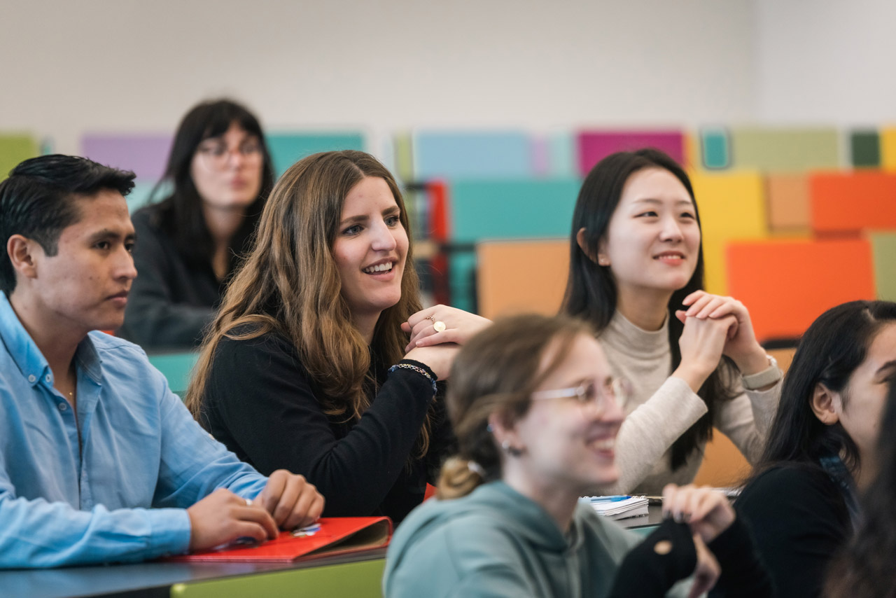 Estudiants en una aula de la UPF Imatge inicial - Estudiants en una aula de la UPF