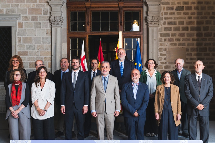 Imatge inicial - Els representants de les institucions que formen la Ciutadella del Coneixement, a la galeria gòtica de l’Ajuntament de Barcelona. Foto: Ajuntament de Barcelona.
