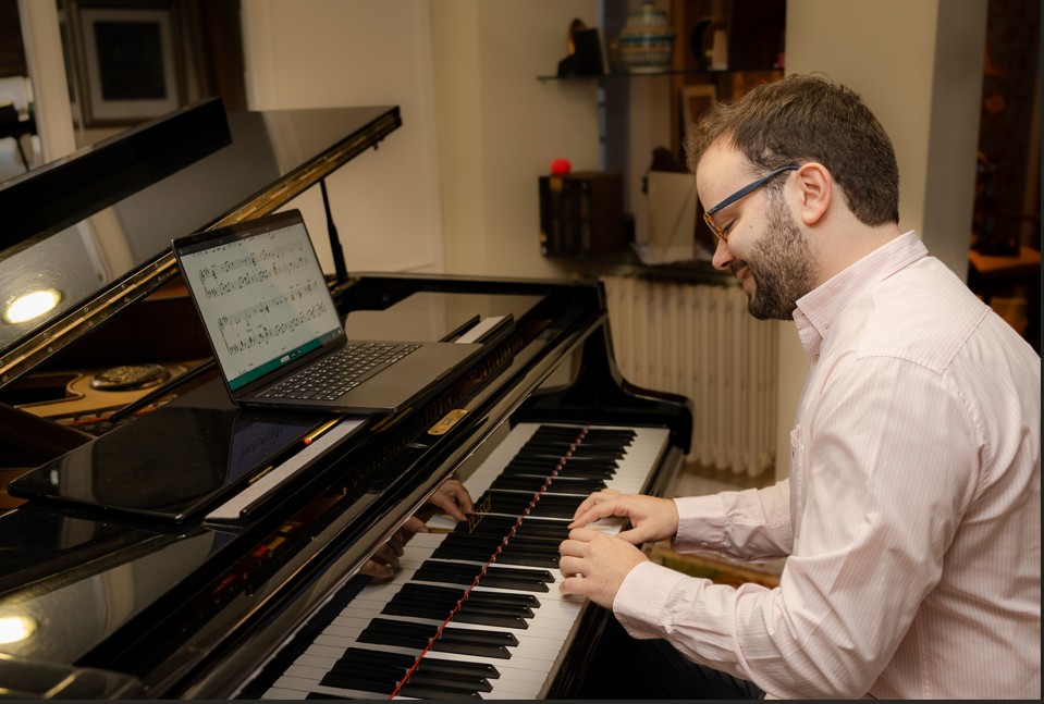 Pedro Ramoneda, investigador de la UPF que ha dissenyat les noves tecnologies d'IA musical, tocant el piano. Imatge inicial - Pedro Ramoneda, investigador de la UPF que ha dissenyat les noves tecnologies d'IA musical, tocant el piano.