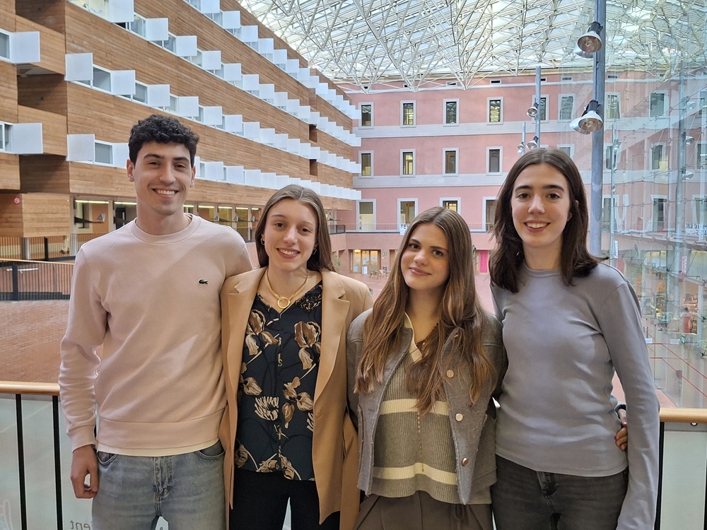 Imatge inicial - D'esquerra a dreta: Rodrigo Pérez, Vinyet Torrent, Maria Domingo i Andrea Ruiz, a l'edifici Roger de Llúria de la UPF