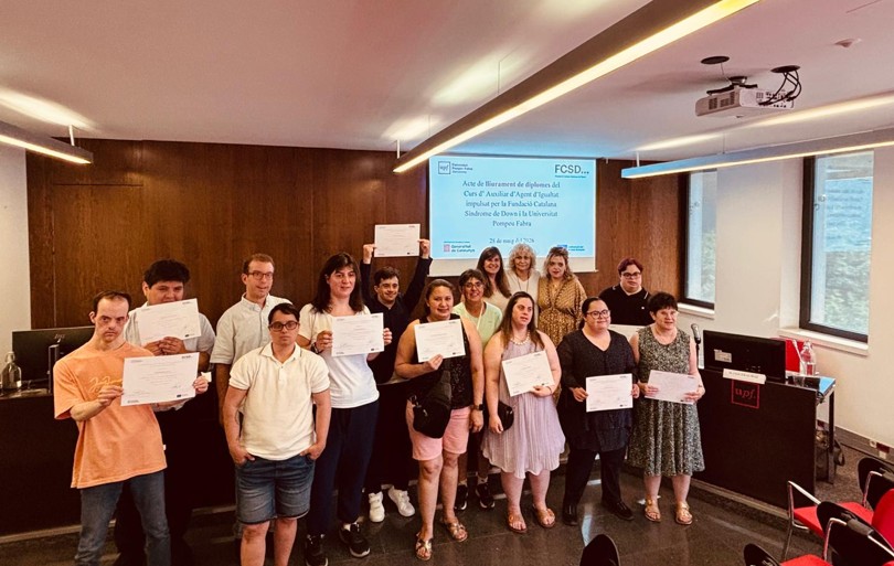 Foto de grup dels alumnes que han recollit el diploma del curs d’Auxiliar d’Agent d’Igualtat dels cursos 2024-25 i 2025-26, impartit per la UPF i la FCSD. Imatge inicial - Foto de grup dels alumnes que han recollit el diploma del curs d’Auxiliar d’Agent d’Igualtat dels cursos 2024-25 i 2025-26, impartit per la UPF i la FCSD.