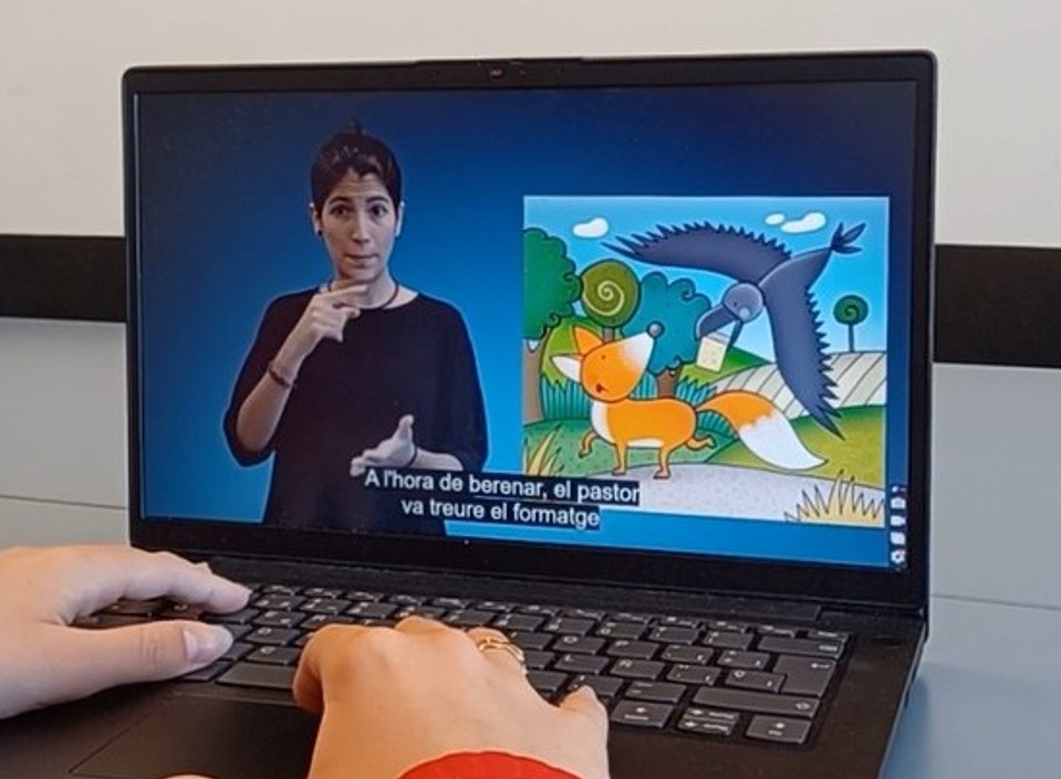 Amb les càpsules audiovisuals creades per la UPF , es poden aprendre expressions en llengua de signes catalana de diferents temes, entre ells les faules. Imatge inicial - Amb les càpsules audiovisuals creades per la UPF , es poden aprendre expressions en llengua de signes catalana de diferents temes, entre ells les faules.