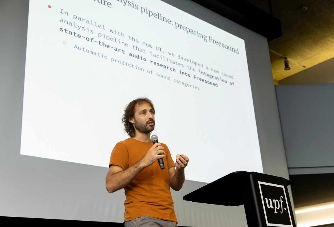 El coordinador de Freesound, Frederic Font, explica algunes de les línies de treball del projecte de cara al futur durant les jornades per commemorar el seu 20è aniversari (campus del Poblenou, 28/10/25). Imatge inicial - El coordinador de Freesound, Frederic Font, explica algunes de les línies de treball del projecte de cara al futur durant les jornades per commemorar el seu 20è aniversari (campus del Poblenou, 28/10/25).