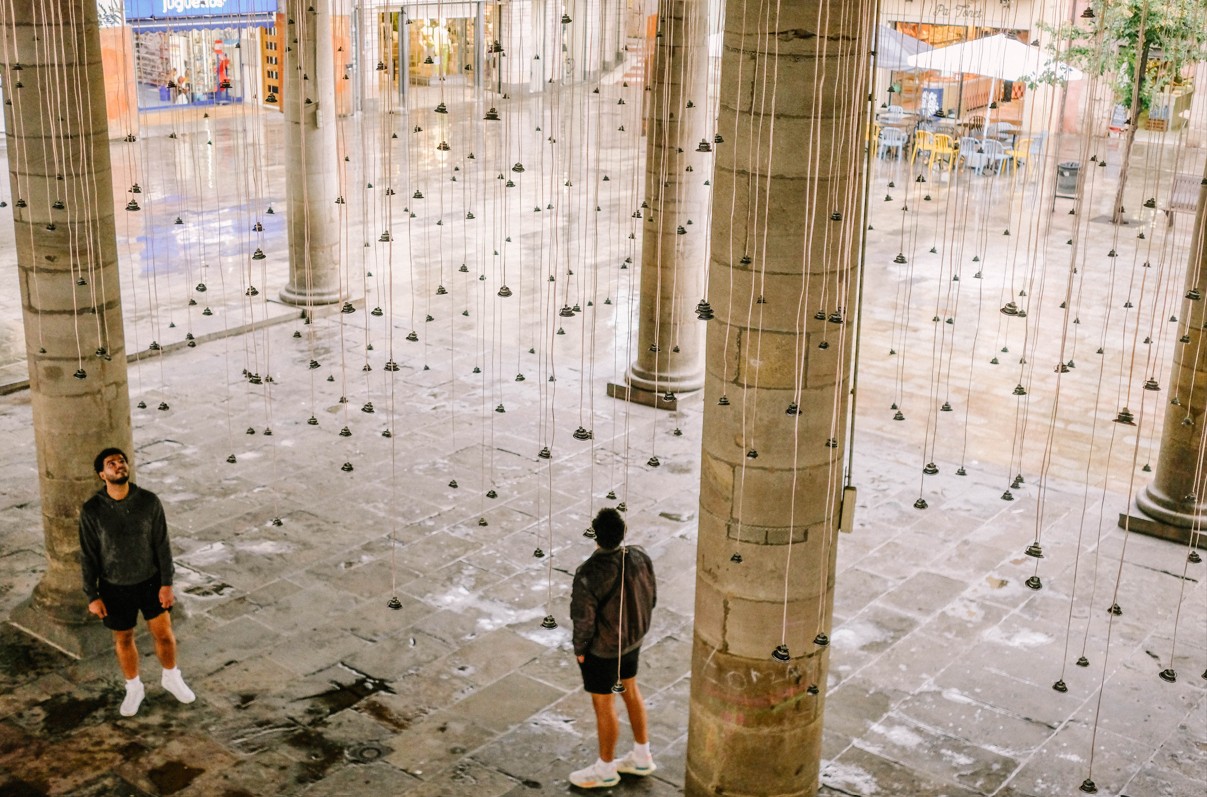 Imatge inicial - La Porxada de Granollers va acollir a finals de 2024 la instal·lació Essaim de l’artista sonor Félix Blume, per submergir el públic en la sonoritat d’un eixam d’abelles, en el marc del festival Manifesta 15 Barcelona Metropolitana.
