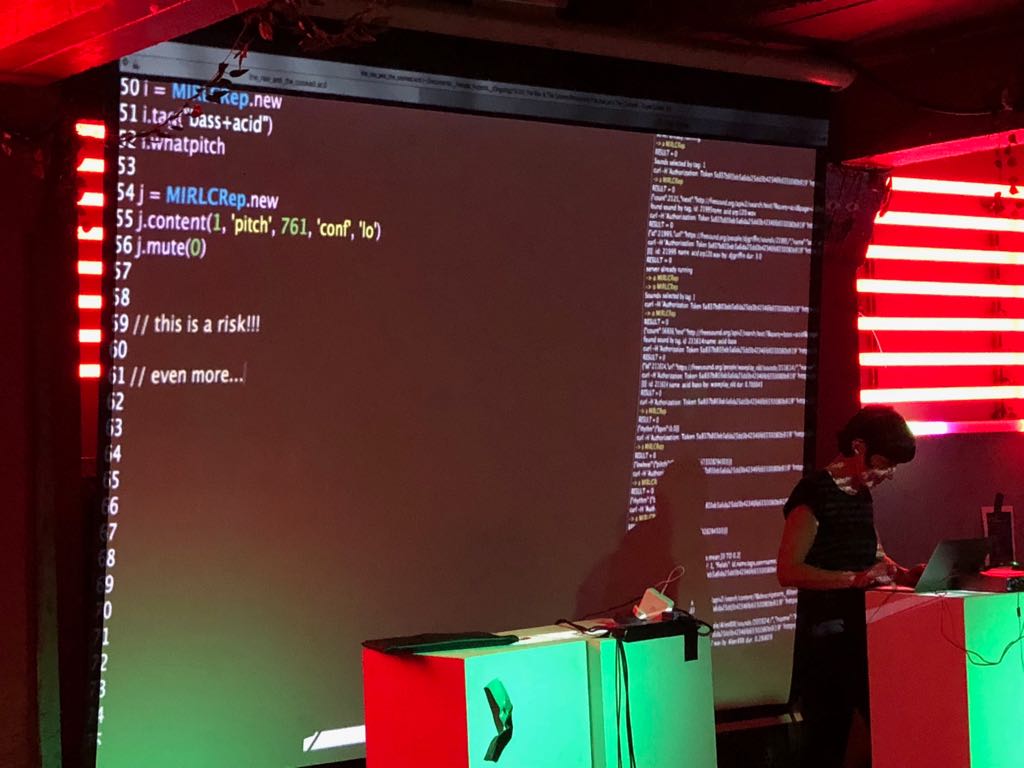 Imatge inicial - Sessió de live coding (espectacle de música en viu a partir de la programació de codi) d'Anna Xambó al Café 1001 de Londres (foto de Mathieu Barthet, 2018).