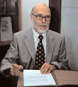 Fèlix Martí signant la donació a la Biblioteca de la UPF (2003)