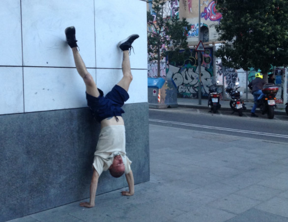 Joven en la plaza MACBA, Barcelona Imatge inicial - Joven en la plaza MACBA, Barcelona