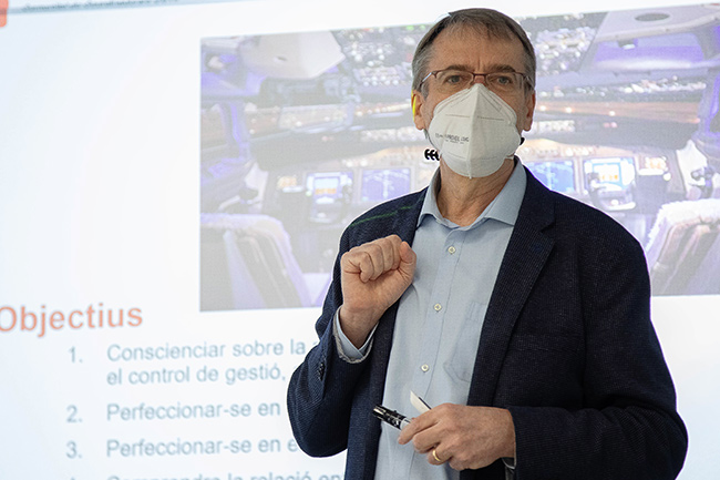 Oriol Amat fent classe a la UPF l'abril de 2021