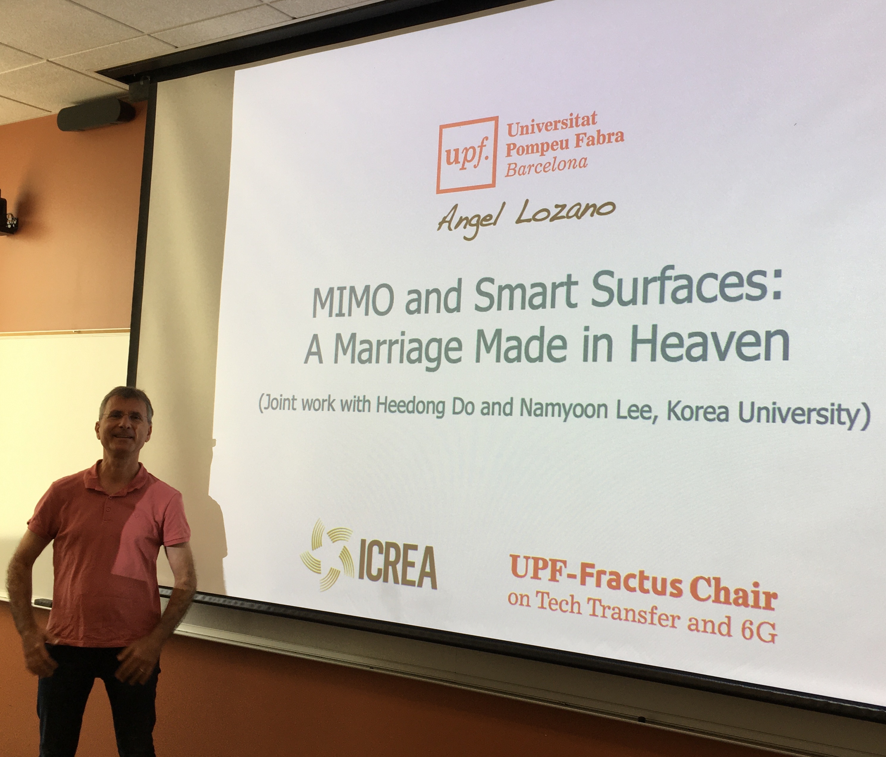 Imatge inicial - Angel Lozano next to the lecture's title slide