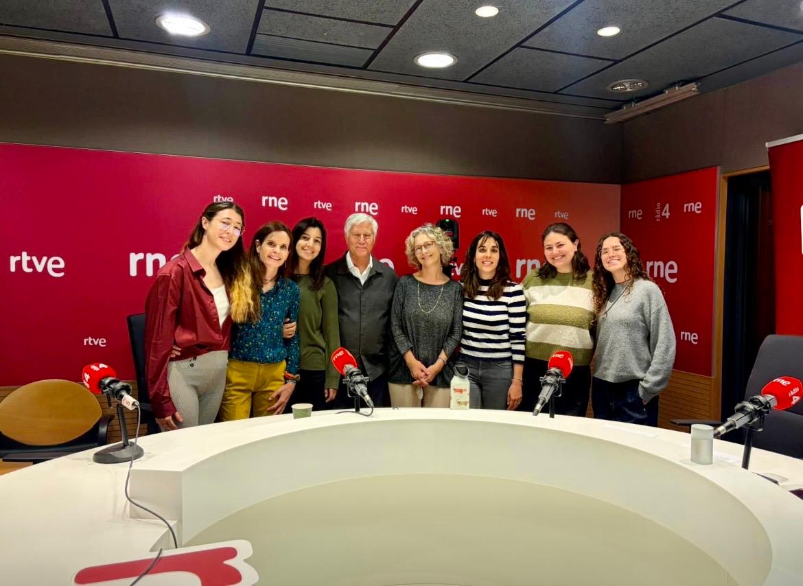 Estudiants del Màster en Comunicació Científica, Mèdica i Ambiental de la UPF-BSM amb Núria Coll i Pere Buhigas en finalitzar la gravació d’un episodi del programa Diga-li ciència a les instal·lacions de RTVE a Barcelona. Imatge inicial - Estudiants del Màster en Comunicació Científica, Mèdica i Ambiental de la UPF-BSM amb Núria Coll i Pere Buhigas en finalitzar la gravació d’un episodi del programa Diga-li ciència a les instal·lacions de RTVE a Barcelona.
