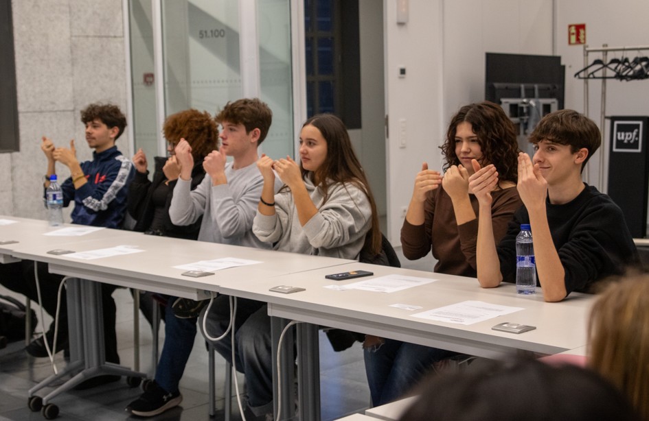 Una de les sessions s'ha dedicat a la llengua de signes catalana en la creació audiovisual i a la inclusió de les persones sordes al cinema. Imatge inicial - Una de les sessions s'ha dedicat a la llengua de signes catalana en la creació audiovisual i a la inclusió de les persones sordes al cinema.