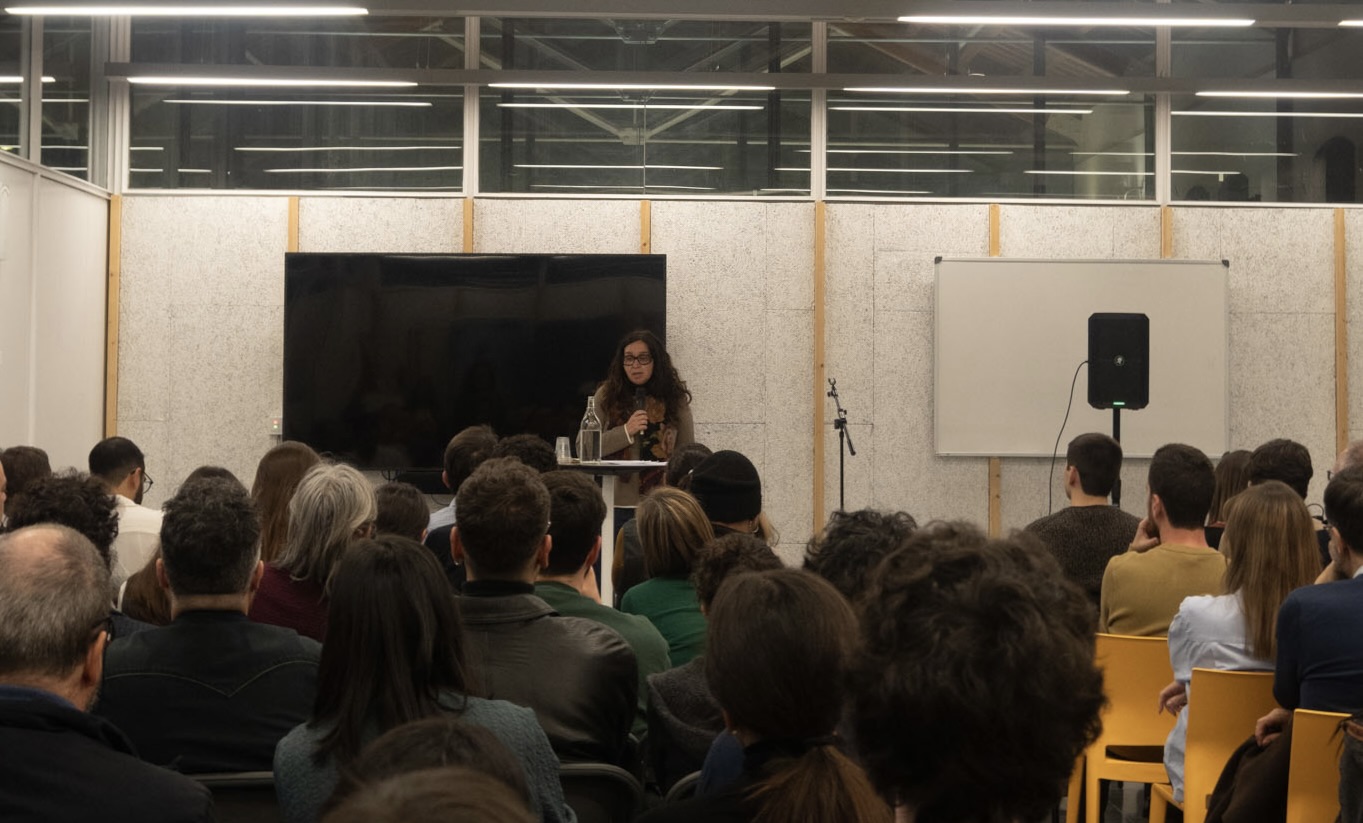 Vanesa Daza, vicerectora de Transferència del Coneixement, a l'acte de presentació dels projectes En Residència i ARSENAL. Imatge inicial - Vanesa Daza, vicerectora de Transferència del Coneixement, a l'acte de presentació dels projectes En Residència i ARSENAL.