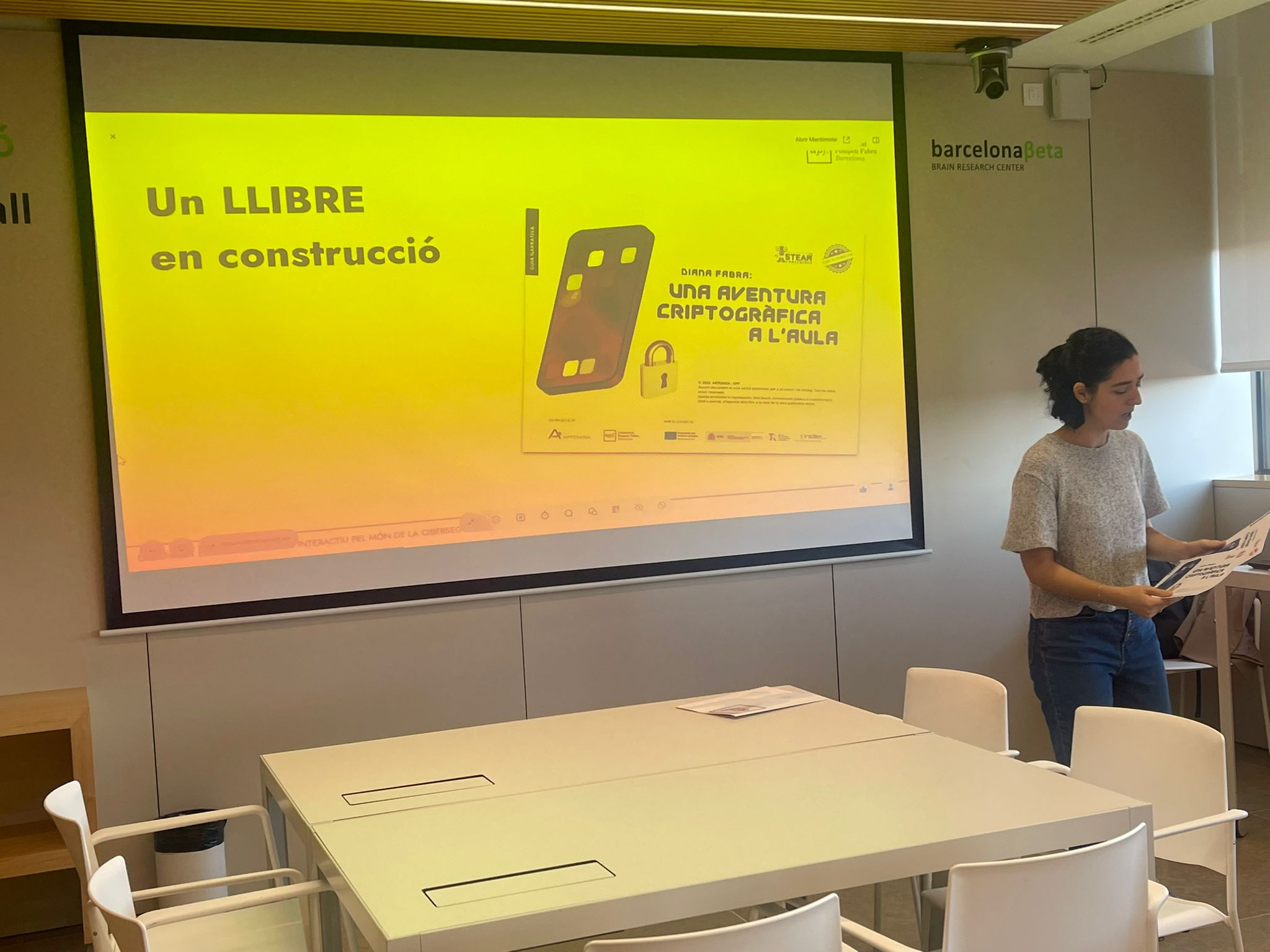 Sheila Boudount, membre del projecte Artemisa, presentant el llibre Diana Fabra, una aventura criptogràfica a l'aula. Imatge inicial - Sheila Boudount, membre del projecte Artemisa, presentant el llibre Diana Fabra, una aventura criptogràfica a l'aula.