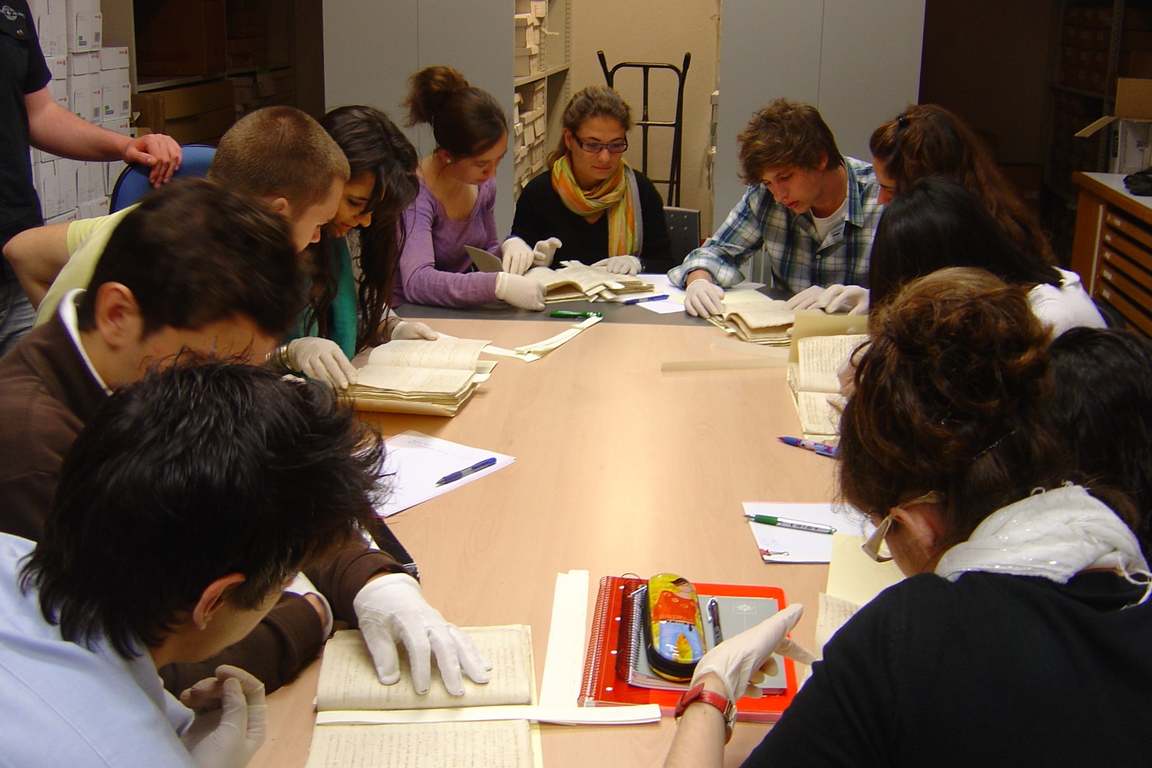 Sessió de treball amb estudiants a l'Arxiu Municipal de Granollers