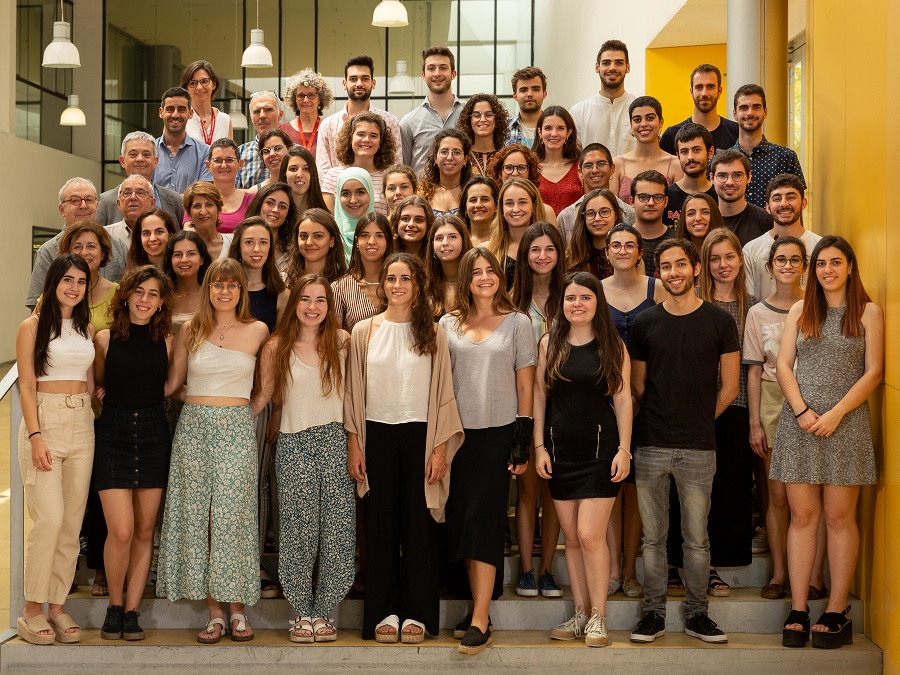 Foto de grupo de la promoción de Biología Humana 2015-19 con los estudiants, profesores y PAS de la Facultad de Ciencias de la Salud y de la Vida. Imatge inicial - Foto de grupo de la promoción de Biología Humana 2015-19 con los estudiants, profesores y PAS de la Facultad de Ciencias de la Salud y de la Vida.
