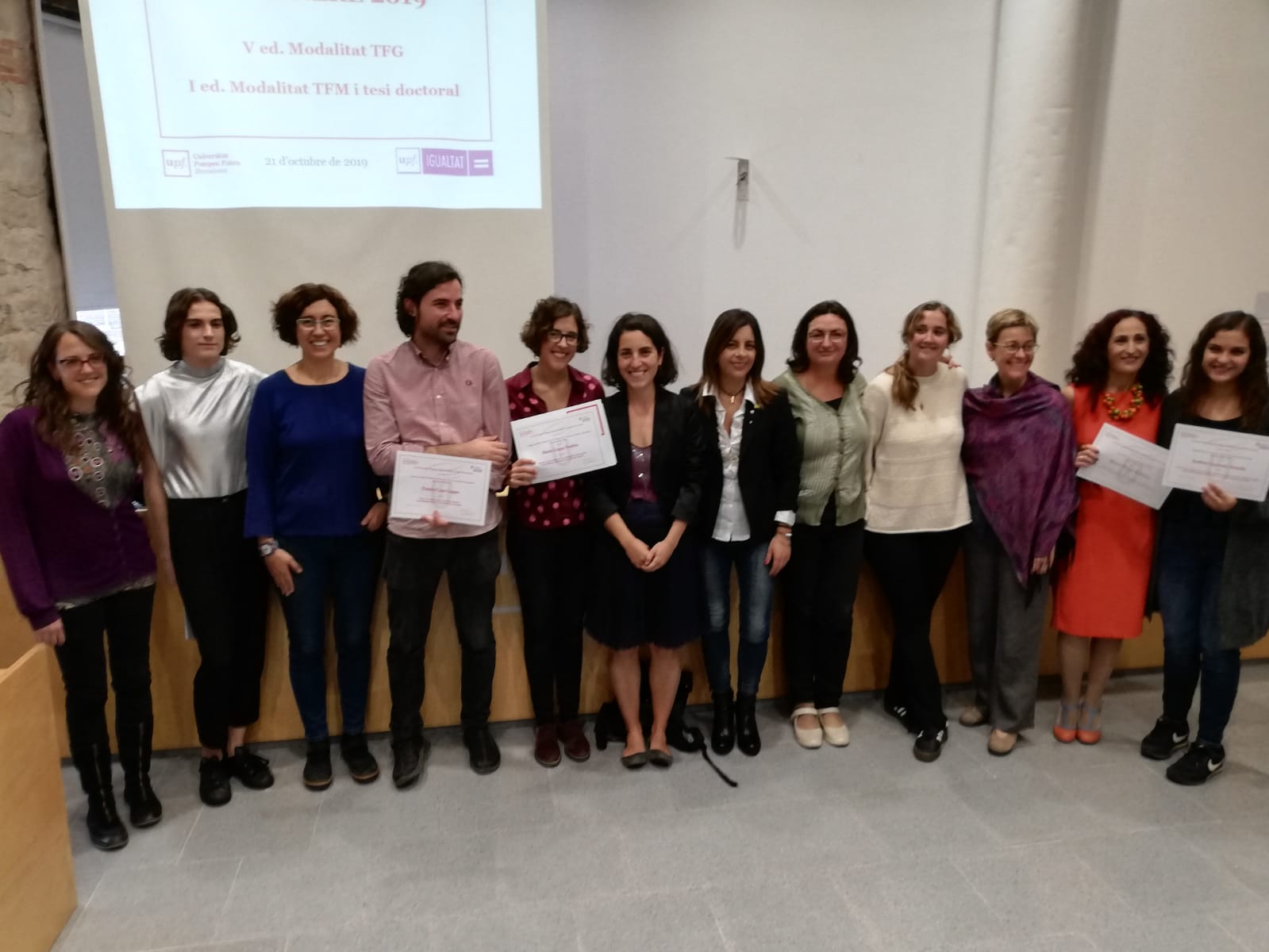 Foto de los ganadores y ganadoras de los premios a la investigación en género.