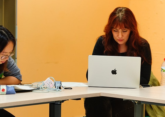 Michelle preparing for her talk. Photo credit: Natasha Korotkova Imatge inicial - Michelle preparing for her talk. Photo credit: Natasha Korotkova