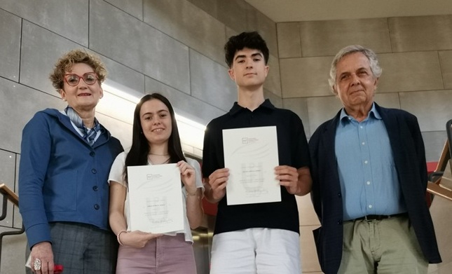 Dra. Teresa Monllau, degana de la Facultat d’Economia i Empresa, Xènia Doñate, guanyadora del premi, Óscar García, menció honorífica i Walter Garcia-Fontes, president del Jurat Imatge inicial - Dra. Teresa Monllau, degana de la Facultat d’Economia i Empresa, Xènia Doñate, guanyadora del premi, Óscar García, menció honorífica i Walter Garcia-Fontes, president del Jurat
