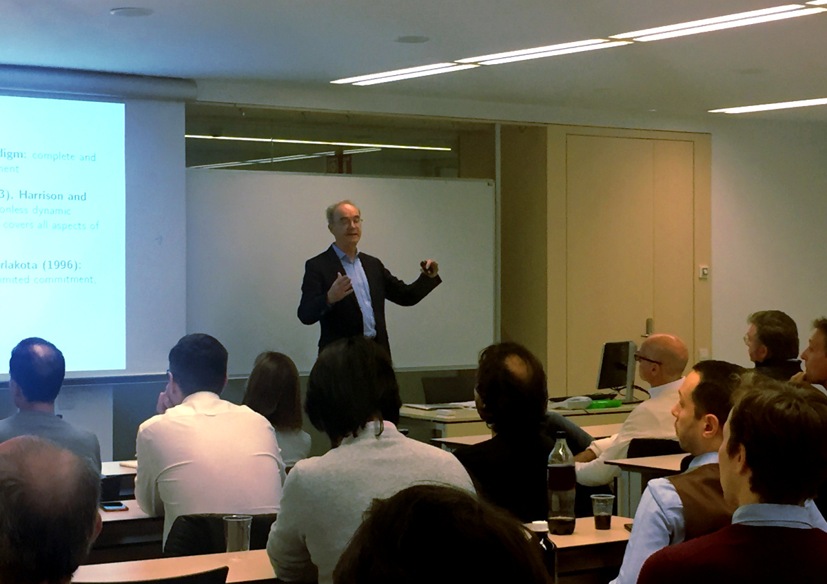 Prof. Bolton presents research titled 'Leverage Dynamics and Financial Flexibility' El professor Bolton presenta la recerca titulada 'Leverage Dynamics and Financial Flexibility'