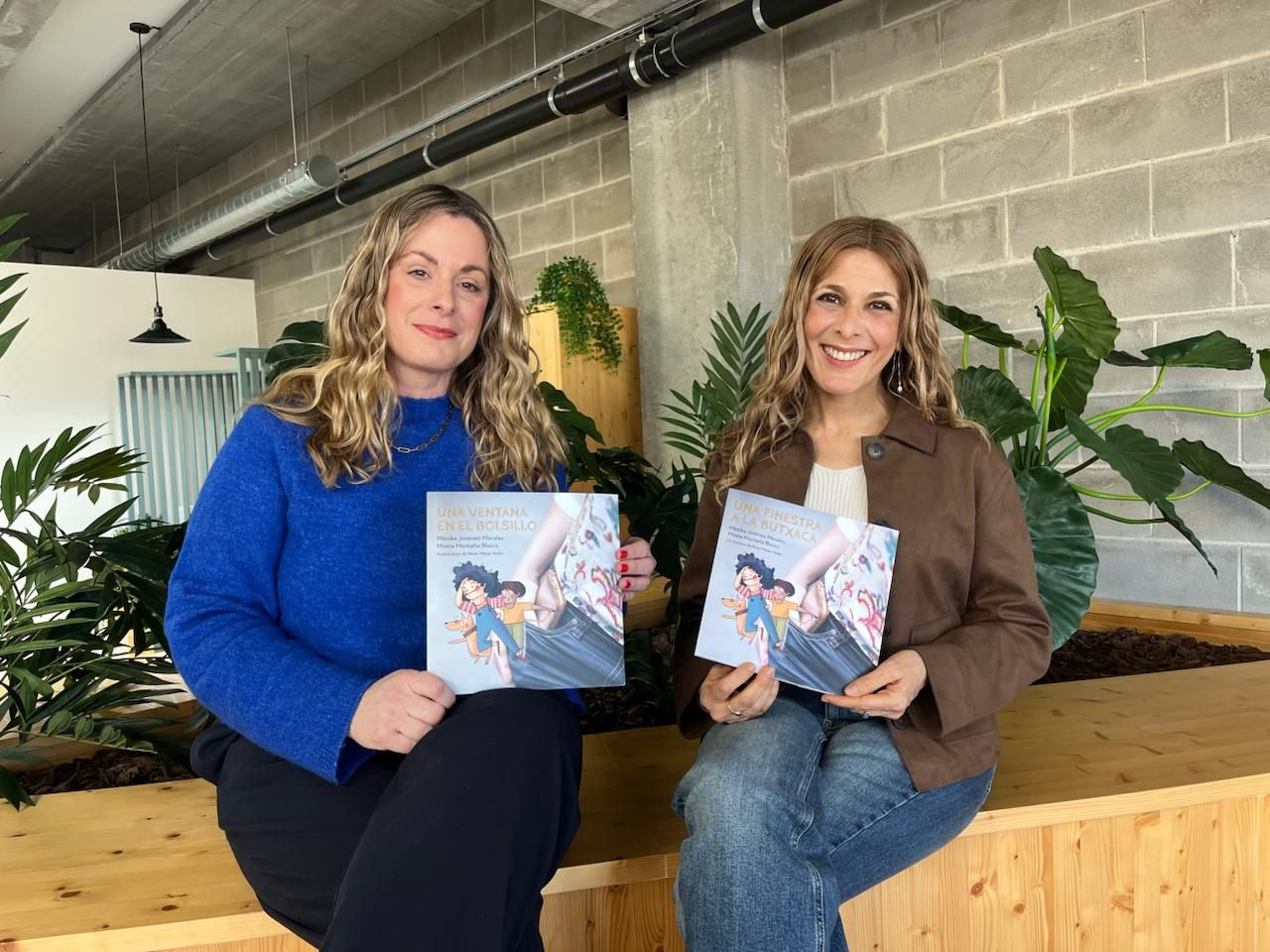 From left to right: Mireia Montaña (UOC) and Mònika Jiménez (UPF), co-authors of the book Una finestra a la butxaca (Source: Editorial Mediterrània). Imatge inicial - From left to right: Mireia Montaña (UOC) and Mònika Jiménez (UPF), co-authors of the book Una finestra a la butxaca (Source: Editorial Mediterrània).