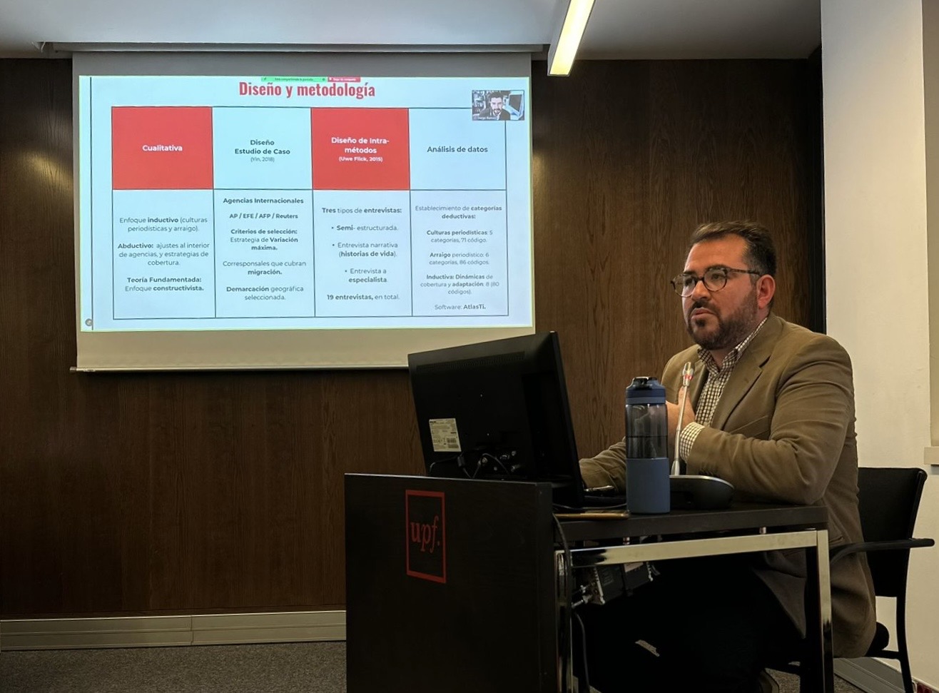 El investigador Ernesto Navarro comienza la defensa de su tesis doctoral en el Edifici Tànger de la Universitat Pompeu Fabra, el pasado 11 de diciembre. Imatge inicial - El investigador Ernesto Navarro comienza la defensa de su tesis doctoral en el Edifici Tànger de la Universitat Pompeu Fabra, el pasado 11 de diciembre.