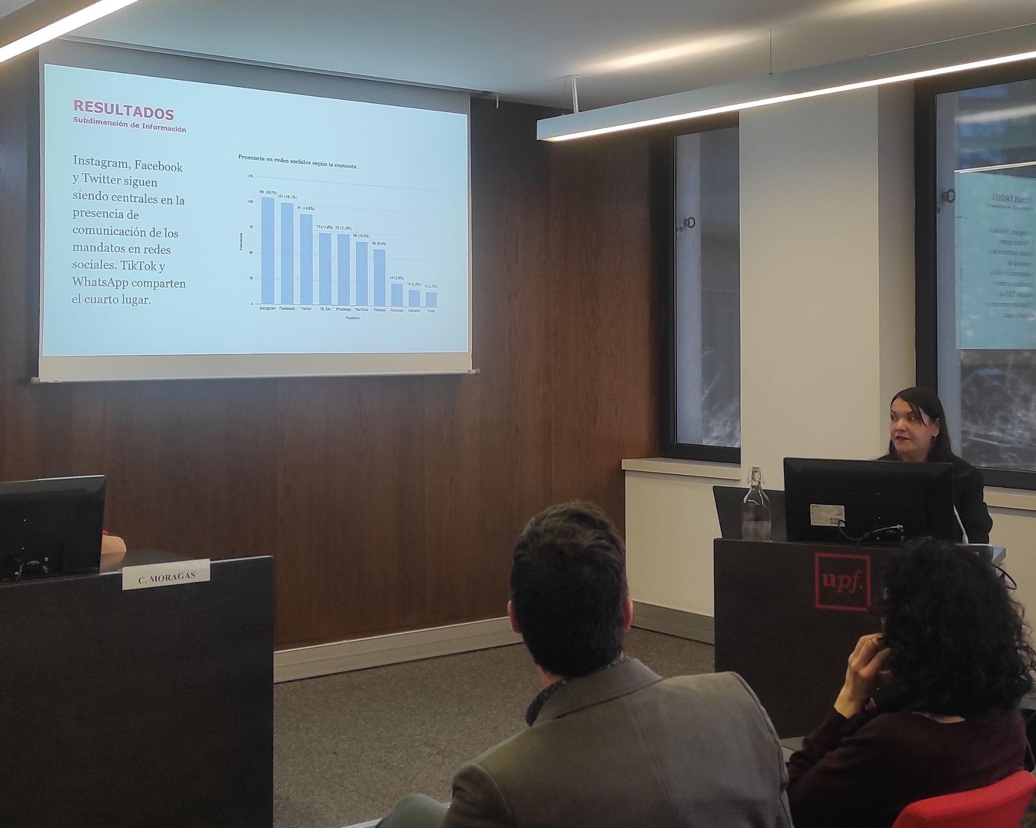 La investigadora Maria Carolina Lopes de Oliveira comienza la defensa de su tesis doctoral en el edificio Edifici Tànger de la Universidad Pompeu Fabra el 26 de marzo. Imatge inicial - La investigadora Maria Carolina Lopes de Oliveira comienza la defensa de su tesis doctoral en el edificio Edifici Tànger de la Universidad Pompeu Fabra el 26 de marzo.