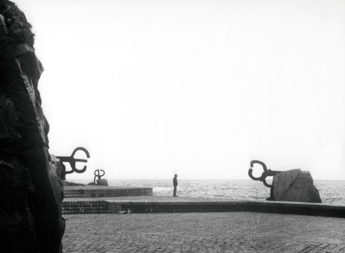 Eduardo Chillida, Peine del viento XV (1979), conjunt escultòric de tres peces, acer, 215 cm x 177 cm x 185 cm cadascuna, Sant Sebastià Imatge inicial - Eduardo Chillida, Peine del viento XV (1979), conjunt escultòric de tres peces, acer, 215 cm x 177 cm x 185 cm cadascuna, Sant Sebastià