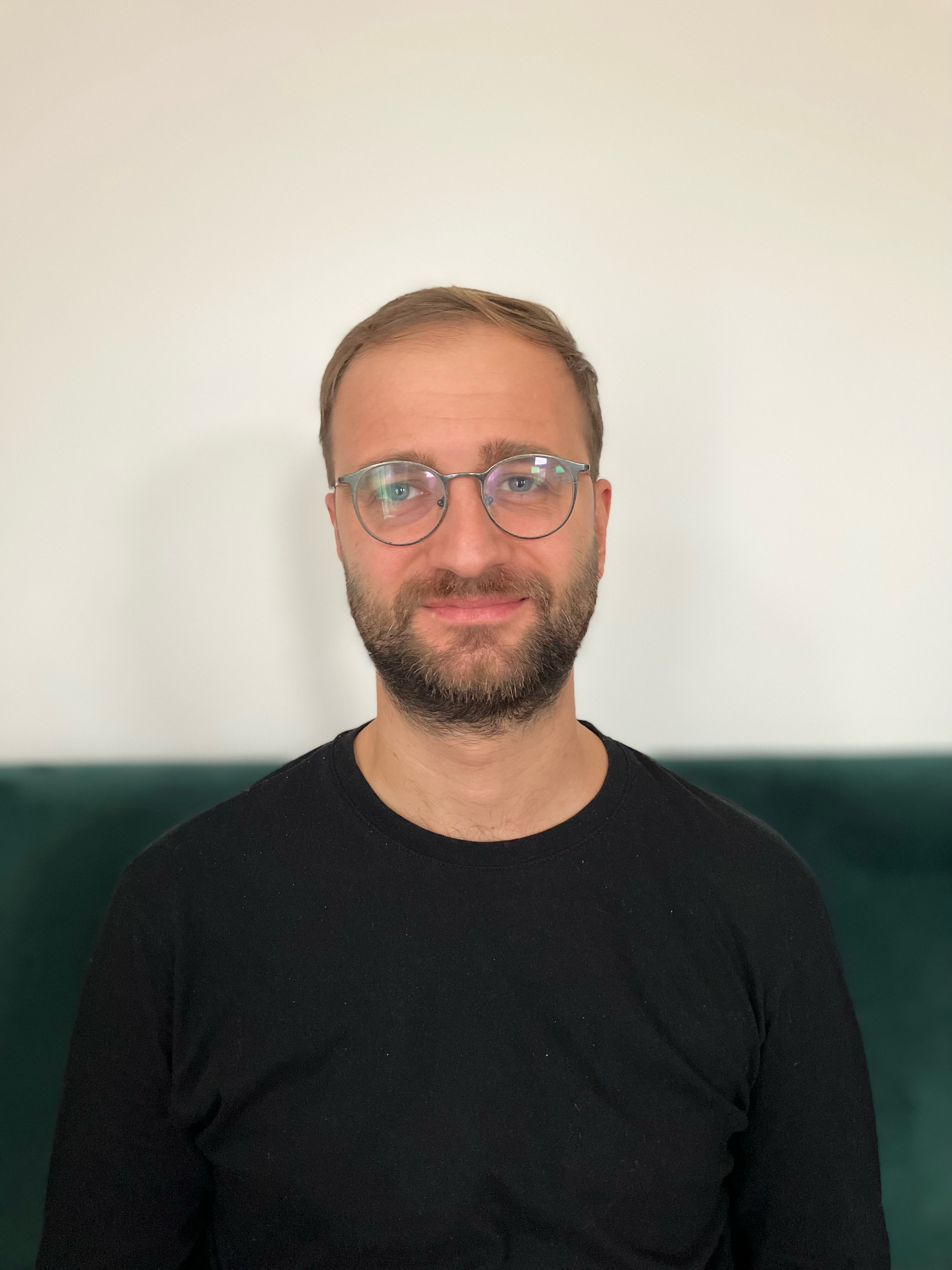 Lutz Niemann és investigador doctoral en la Univerzita Karlova de Praga i assistent de recerca en el projecte bilateral Differential Anthropology: World-antecedence, Coexistence and Nature in Eugen Fink and Jan Patočka entre les universitats de Praga i Wuppertal. Imatge inicial - Lutz Niemann és investigador doctoral en la Univerzita Karlova de Praga i assistent de recerca en el projecte bilateral Differential Anthropology: World-antecedence, Coexistence and Nature in Eugen Fink and Jan Patočka entre les universitats de Praga i Wuppertal.
