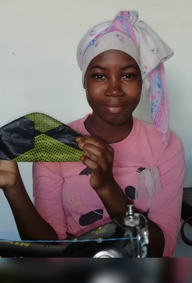 Noia mostrant mascareta realitzada al taller de costura 