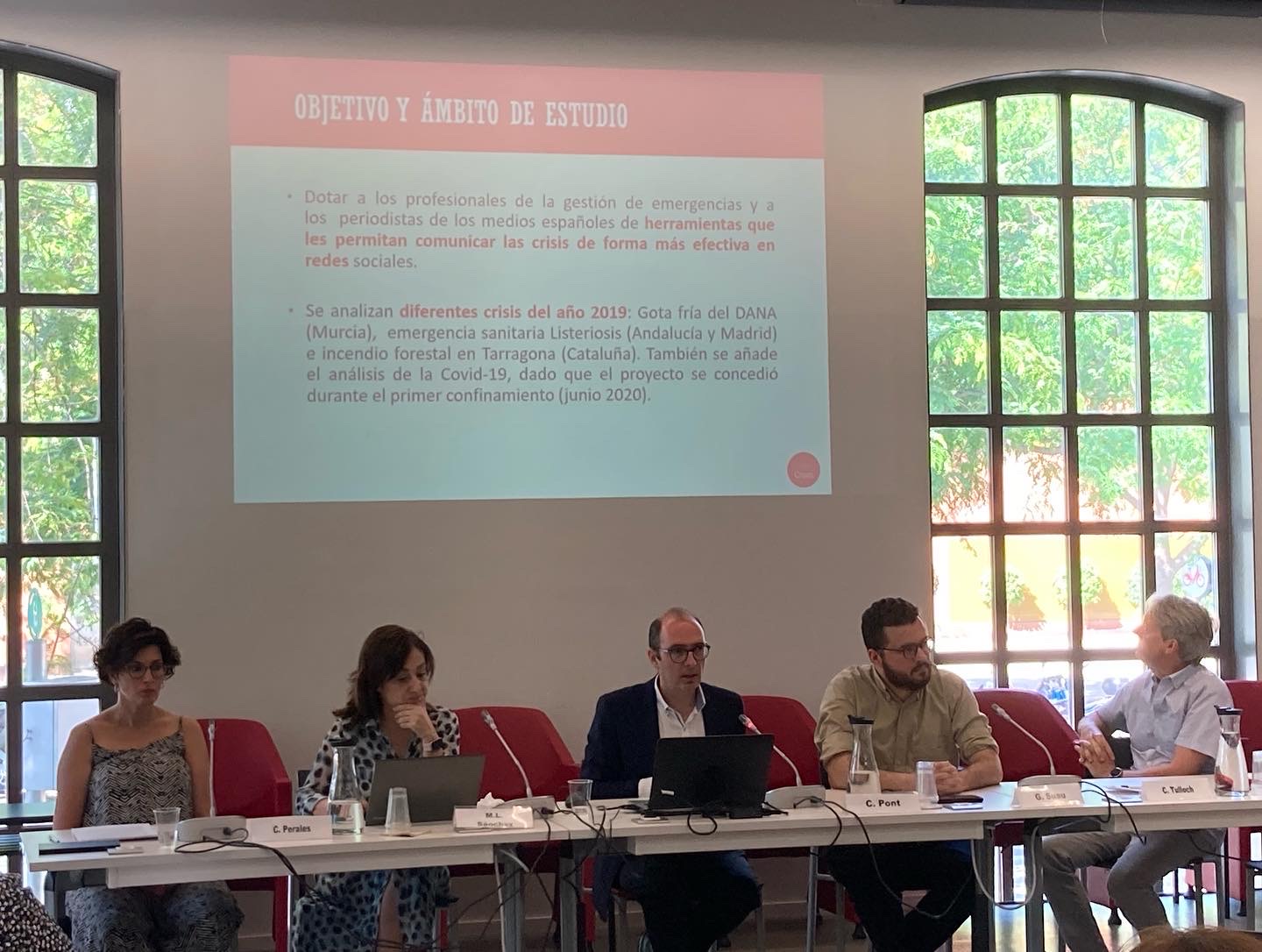 Imatge inicial - Parte del equipo de ComCrisis presentando el proyecto de investigación