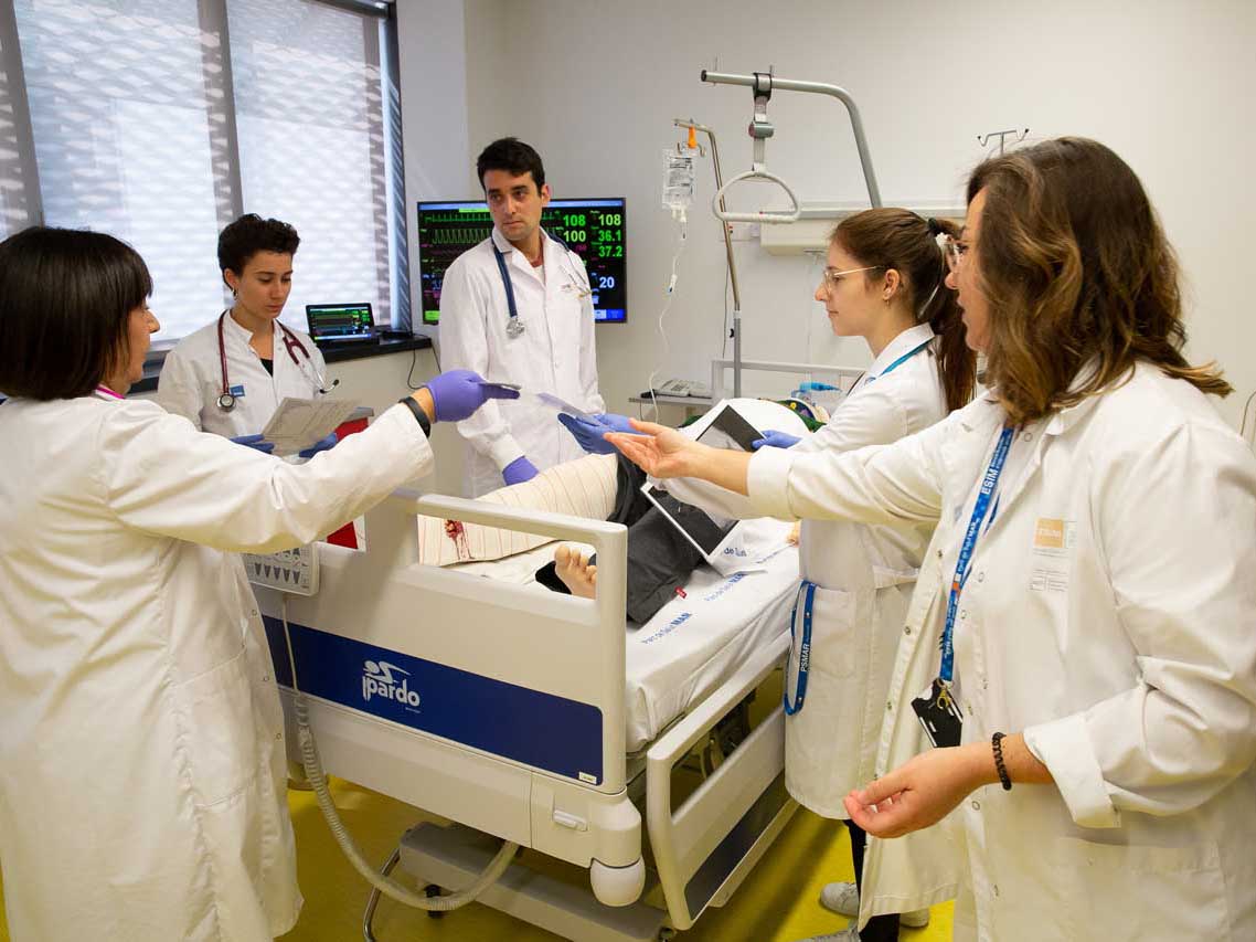 Estudiants de Medicina a la Sala de simulació. Font: Arxiu UPF.
