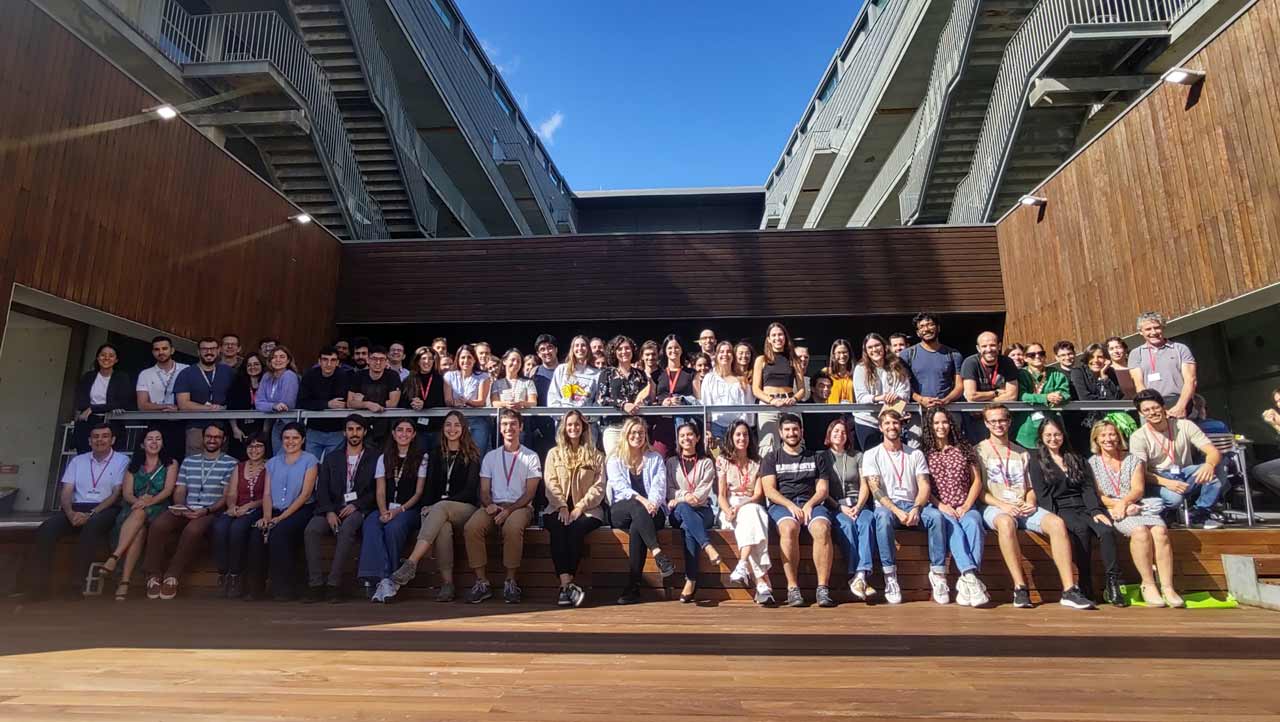 Foto de família del personal del MELIS al finalitzar el simposi del Departament, a la terrassa de l’auditori del PRBB.