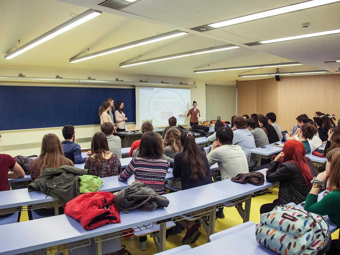 Un grup d’estudiants a classe a les instal·lacions del Campus del Mar. Font: Arxiu UPF. 