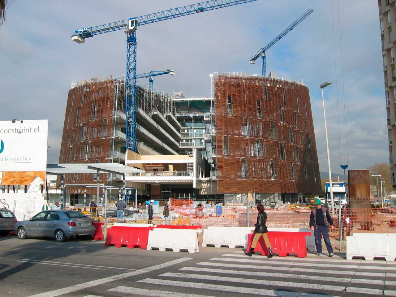 vistes del Parc de Recerca Biomèdica de Barcelona en construcció des del passeig marítim de la ciutat