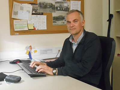 Albert Servitje, responsable de Serveis Lingüístics de la UPF, davant de l'ordinador.